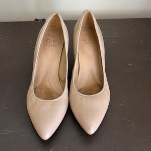 Beige closed toe heels 1.5”